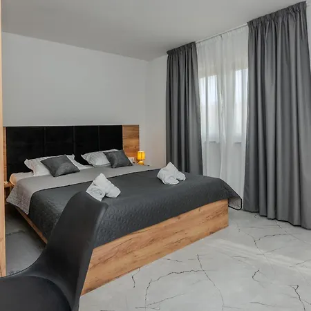 Vakantiehuis 4 Bedroom Awesome In Posedarje