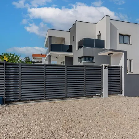 Vakantiehuis 4 Bedroom Awesome In Posedarje
