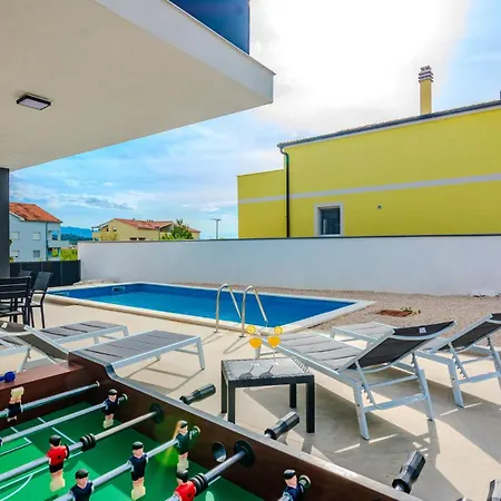 Vakantiehuis 4 Bedroom Awesome In