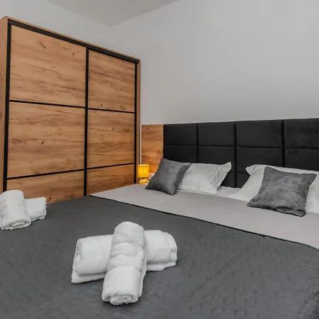 4 Bedroom Awesome In Vakantiehuis Posedarje