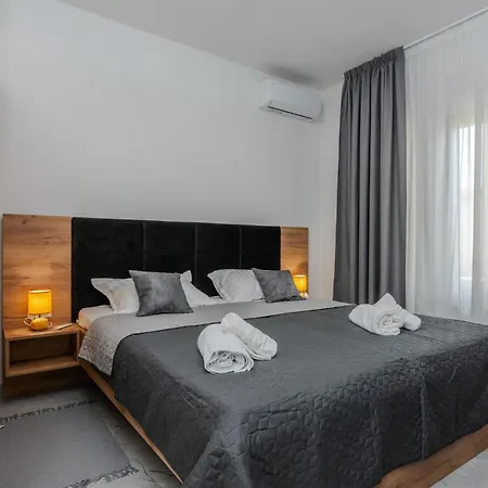 Vakantiehuis 4 Bedroom Awesome In Posedarje