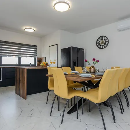 Beautiful In With Kitchen *