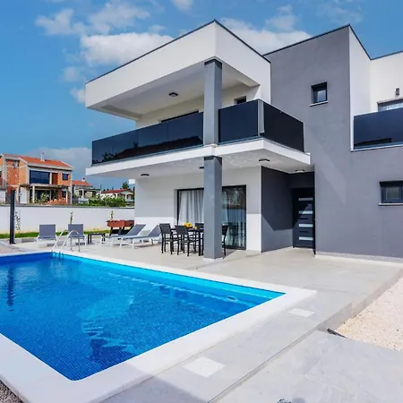 4 Bedroom Awesome In * Posedarje
