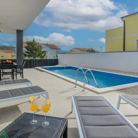 4 Bedroom Awesome In *