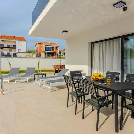 4 Bedroom Awesome In Casa vacanze Posedarje